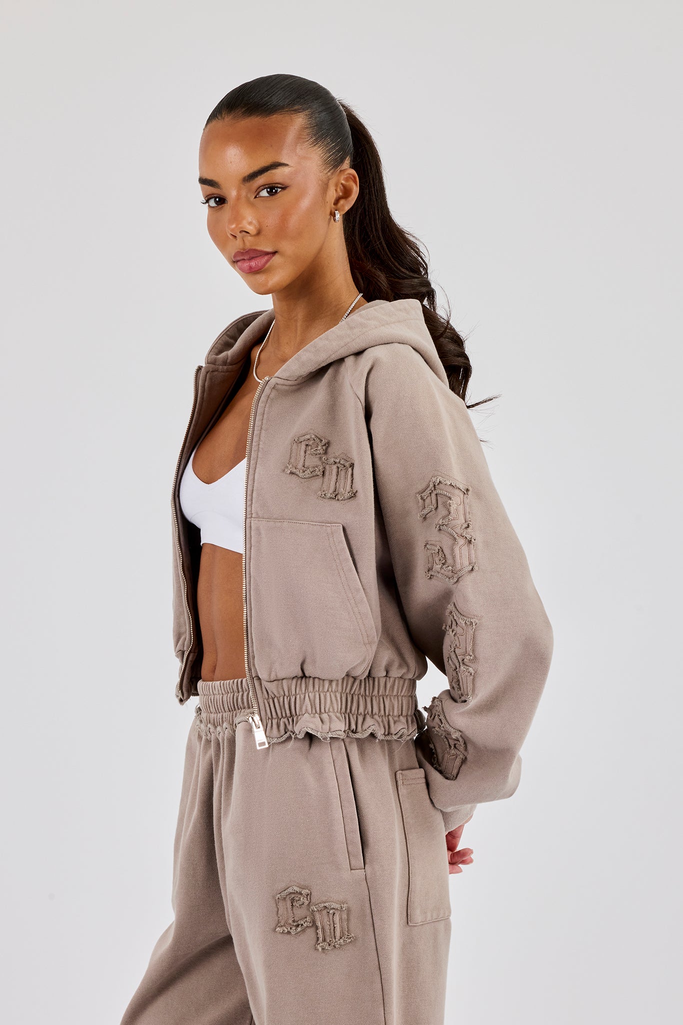 Kurzer Kapuzenpullover mit Applikationen und Reißverschluss – Verwaschenes Taupe